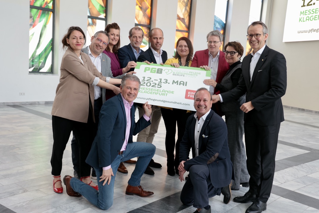 Tage der Pflege- und Gesundheitsberufe 2025 Partner und Organisatoren der Messe halten ein Schild in der Hand